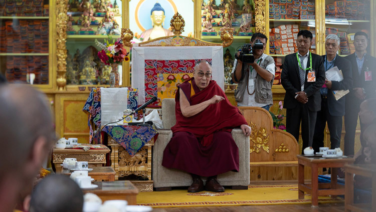 Его Святейшество Далай-лама выступает с обращением во время церемонии приветствия в своей резиденции. Фото: Тензин Чойджор.