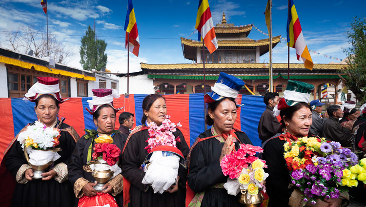 Женщины в традиционных одеяниях ожидают прибытия Его Святейшества Далай-ламы в храм Джокханг. Фото: Тензин Чойджор.