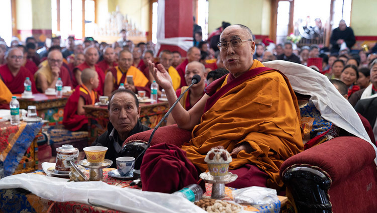 Его Святейшество Далай-лама дарует наставления верующим в храме Джокханг. Фото: Тензин Чойджор.