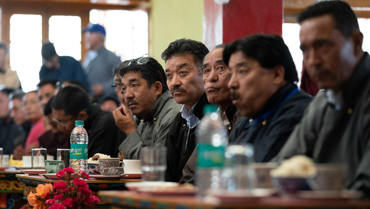 Верующие, собравшиеся в храме Джокханг, слушают наставления Его Святейшества Далай-ламы. Фото: Тензин Чойджор.