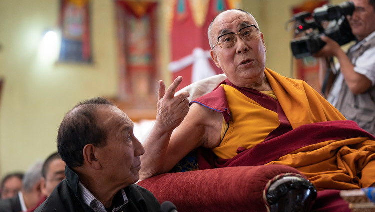 Его Святейшество Далай-лама дарует наставления верующим в храме Джокханг. Фото: Тензин Чойджор.