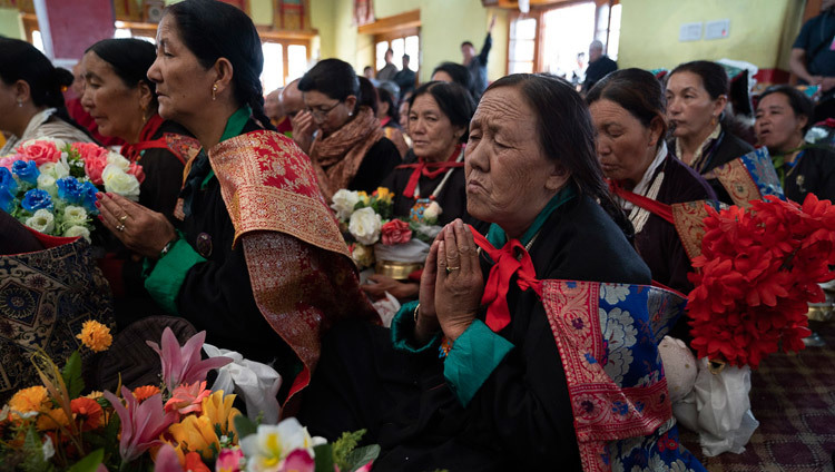 Верующие во время паломничества Его Святейшества Далай-ламы в храм Джокханг. Фото: Тензин Чойджор.