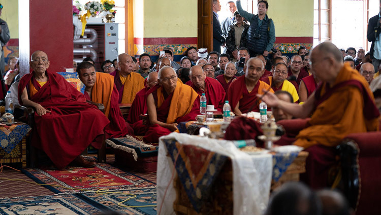 Его Святейшество Далай-лама во время встречи с верующими в храме Джокханг. Фото: Тензин Чойджор.
