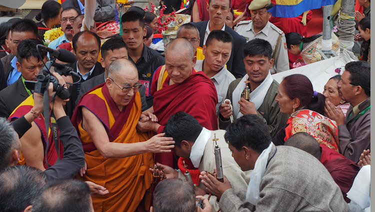 Перед тем как направиться в свою резиденцию по завершении паломничества в храм Джокханг, Его Святейшество Далай-лама дарует благословение верующим. Фото: Джереми Рассел.