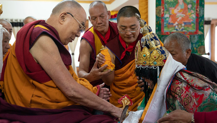 Оракулы Дордже Ямакьонга и Ньенчена Тхангла выражают почтение Его Святейшеству Далай-ламе во время утреннего молебна о его долголетии и благополучии по случаю 83-го дня рождения. Фото: Тензин Чойджор.