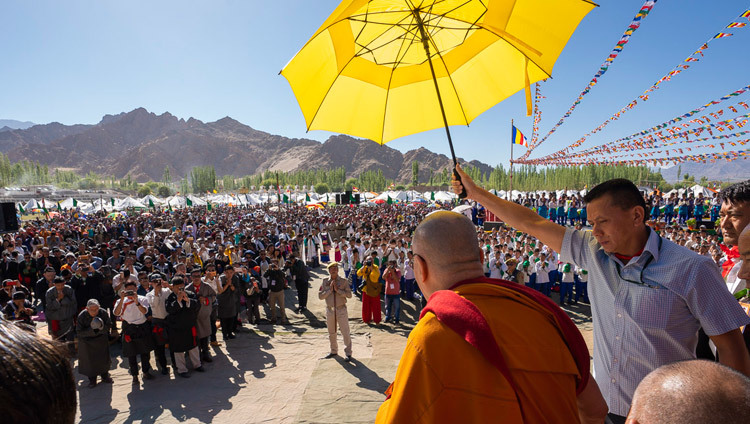Прибыв на площадку учений в Шивацель, чтобы принять участие в торжествах по случаю своего 83-летия, Его Святейшество Далай-лама приветствует более 25000 верующих. Фото: Тензин Чойджор.