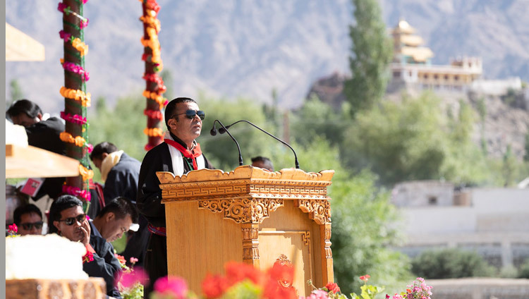 Президент Ладакской буддийской ассоциации Цеванг Тхинлес открывает торжества по случаю 83-летия Его Святейшества Далай-ламы. Фото: Тензин Чойджор.
