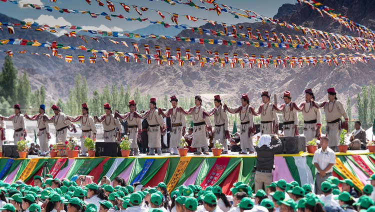 Участники ладакского фольклорного ансамбля исполняют ладакскую народную песню во время торжеств по случаю 83-летия Его Святейшества Далай-ламы. Фото: Тензин Чойджор.