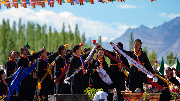 Ладакские школьницы выступают во время торжеств по случаю 83-летия Его Святейшества Далай-ламы. Фото: Тензин Чойджор.