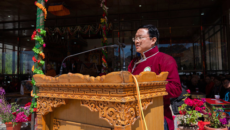 Директор фонда «Таванг» Малинг Гонбо выступает с обращением в ходе торжеств по случаю 83-летия Его Святейшества Далай-ламы. Фото: Тензин Чойджор.