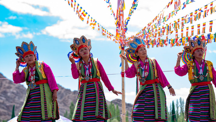 Артистки тибетской оперной традиции лхамо выступают в ходе торжеств по случаю 83-летия Его Святейшества Далай-ламы. Фото: Тензин Чойджор.
