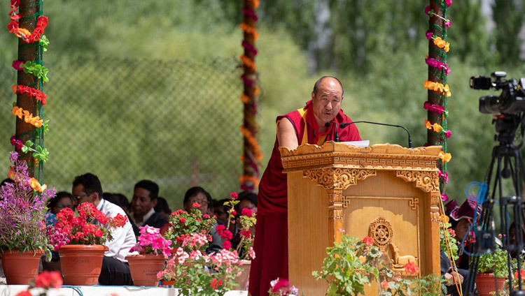 Восер Ринпоче выступает с обращением от имени буддистов Монголии во время торжеств по случаю 83-летия Его Святейшества Далай-ламы. Фото: Тензин Чойджор.