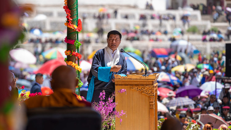 Президент Центральной тибетской администрации Лобсанг Сенге обращается к собравшимся во время торжеств по случаю 83-летия Его Святейшества Далай-ламы. Фото: Тензин Чойджор.