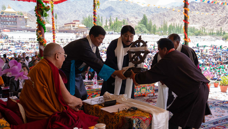 Тибетцы, живущие в Ле и Чангтане, преподносят Его Святейшеству Далай-ламе статуэтку колеса Дхармы. Фото: Тензин Чойджор.