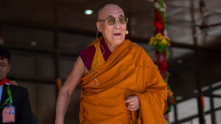 Его Святейшество Далай-лама выступает с обращением во время торжеств, организованных по случаю его 83-летия. Фото: Тензин Чойджор.