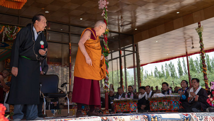 Его Святейшество Далай-лама обращается к гостям, сидящим на сцене, во время торжеств, организованных по случаю его 83-летия. Фото: Тензин Чойджор.