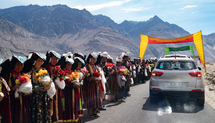 Местные жители в традиционных одеяниях выстроились вдоль дороги, чтобы поприветствовать Его Святейшество Далай-ламу по прибытии в Нубрскую долину. Фото: Тензин Чойджор.