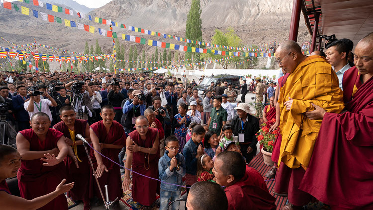 Его Святейшество Далай-лама прибывает на площадку для проведения учений Дискит Пходранга. Фото: Тензин Чойджор.