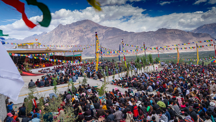 Во время учений Его Святейшества Далай-ламы в Дискит Пходранге, на которые собралось более 5600 верующих. Фото: Тензин Чойджор.