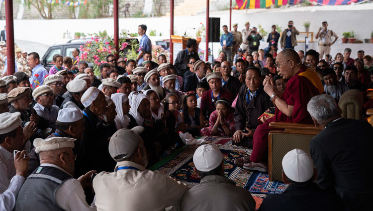 Его Святейшество Далай-лама беседует с представителями мусульманских общин Туртука, Богданга и Нубры. Фото: Тензин Чойджор.
