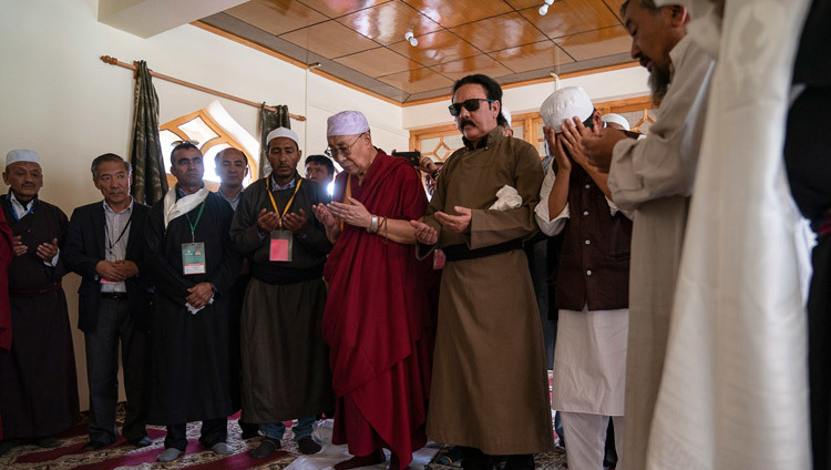 Его Святейшество Далай-лама принимает участие в молебне в новой мечети Дискит Джама Масджид. Фото: Тензин Чойджор.