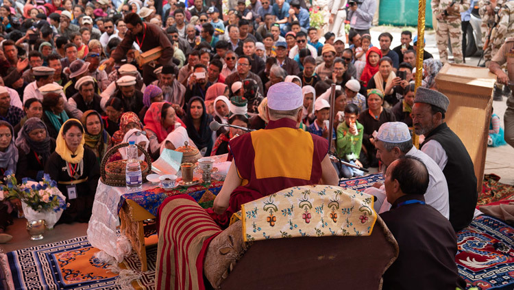 Его Святейшество Далай-лама обращается к представителям мусульманских общин в новой мечети Дискит Джама Масджид. Фото: Тензин Чойджор.
