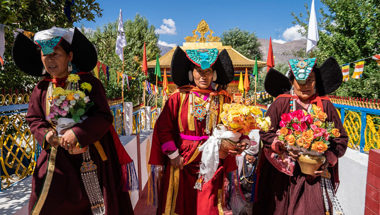 Местные жительницы в традиционных ладакских одеяниях ожидают прибытия Его Святейшества Далай-ламы в монастырь Самстанлинг. Фото: Тензин Чойджор.