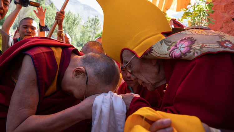 Ганден Трисур Ризонг Ринпоче приветствует Его Святейшество Далай-ламу в монастыре Самстанлинг. Фото: Тензин Чойджор.