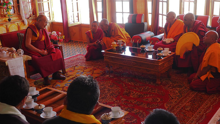 Его Святейшество Далай-лама обращается к Ганден Трисуру Ризонгу Ринпоче, старшим монахам и почетным гостям во время церемонии приветствия в монастыре Самстанлинг. Фото: Джереми Рассел.