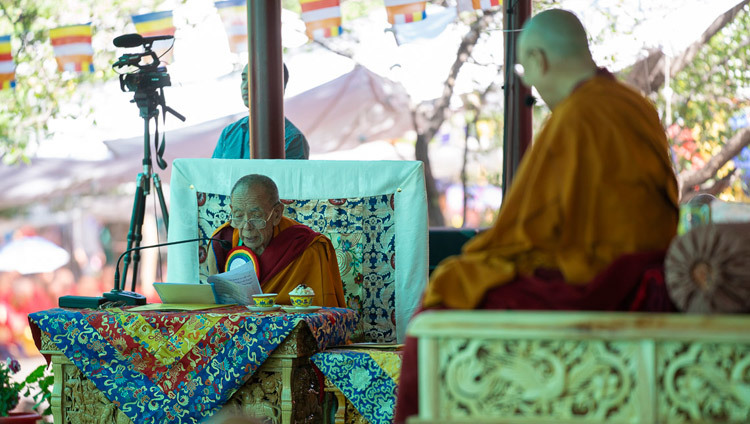 Ганден Трисур Ризонг Ринпоче выступает с обращением во время церемонии открытия Великих летних диспутов в монастыре Самстанлинг. Фото: Тензин Чойджор.