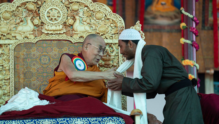 Его Святейшество Далай-лама благодарит президента мусульманской общины Нубрской долины Мухаммеда Акрама за выступление с приветственной речью во время церемонии открытия Великих летних диспутов. Фото: Тензин Чойджор.
