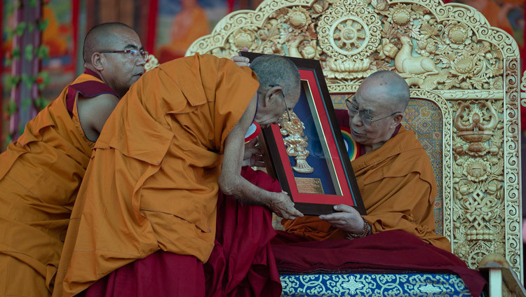 Ганден Трисур Ризонг Ринпоче преподносит Его Святейшеству Далай-ламе памятный подарок во время церемонии открытия Великих летних диспутов в монастыре Самстанлинг. Фото: Тензин Чойджор.