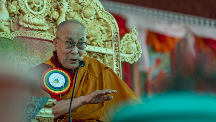 Его Святейшество Далай-лама выступает с обращением в ходе церемонии открытия Великих летних диспутов, на которую собралось более 8000 верующих. Фото: Тензин Чойджор.