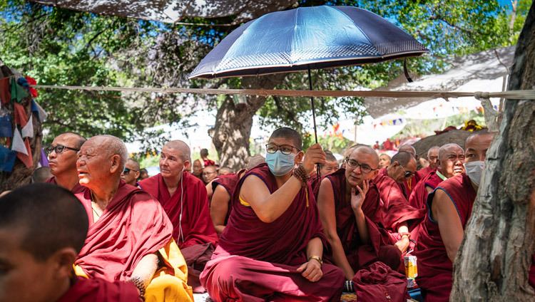 Верующие слушают наставления Его Святейшества Далай-ламы во время церемонии открытия Великих летних диспутов в монастыре Самстанлинг. Фото: Тензин Чойджор.