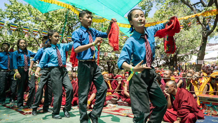 Школьники школы «Ламдрон» выступают в конце церемонии открытия Великих летних диспутов в монастыре Самстанлинг. Фото: Тензин Чойджор.