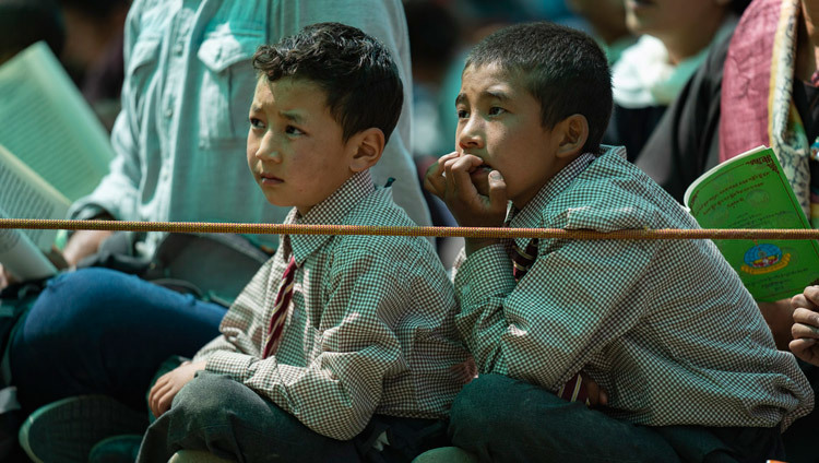 Юные слушатели во время учений Его Святейшества Далай-ламы в монастыре Самстанлинг. Фото: Тензин Чойджор.