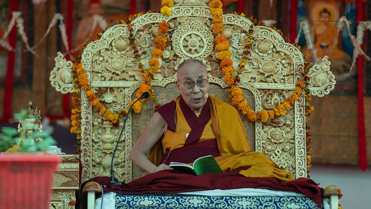 Его Святейшество Далай-лама дает комментарии к сочинению Чже Цонкапы «Три основы пути» в монастыре Самстанлинг. Фото: Тензин Чойджор.