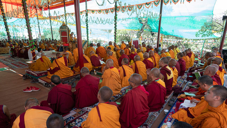 Вид на сцену, на которой собрались монахи, чтобы послушать учения Его Святейшества Далай-ламы. Фото: Тензин Чойджор.