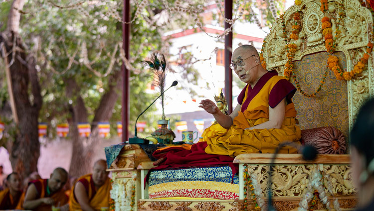 Его Святейшество Далай-лама обращается к собравшимся на площадке для проведения учений монастыря Самстанлинг. Фото: Тензин Чойджор.