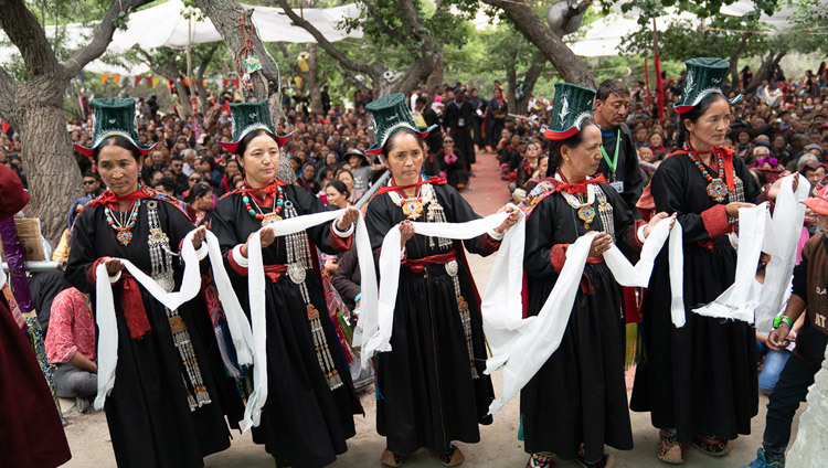 Местные жительницы в традиционных одеяниях выступают во время подношения молебна о долголетии Его Святейшества Далай-ламы. Фото: Тензин Чойджор.