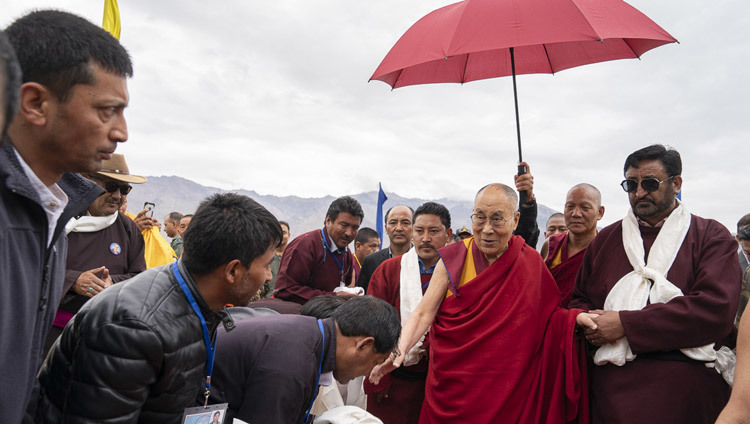 Организаторы визита Его Святейшества Далай-ламы в Занскар сопровождают его к автомобилю. Фото: Тензин Чойджор.