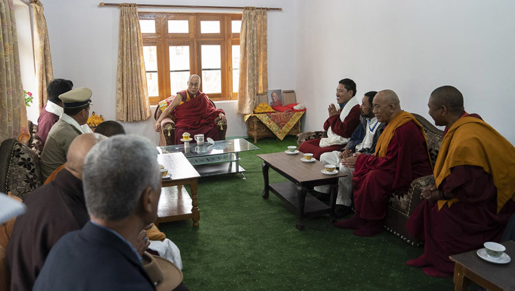 Его Святейшество Далай-лама беседует с местными представителями в своей резиденции. Фото: Тензин Чойджор.