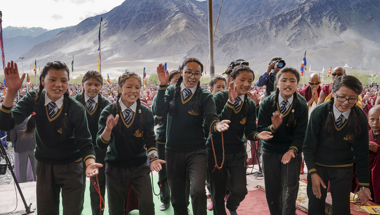 Ученицы одной из местных школ проводят показательный философский диспут, в то время как Его Святейшество Далай-лама прибывает на площадку учений. Фото: Тензин Чойджор.
