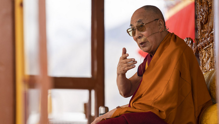 Прибыв в павильон для проведения учений, Его Святейшество Далай-лама обращается к более чем 16000 верующих. Фото: Тензин Чойджор.