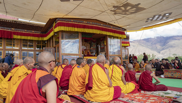 Вид на павильон, в котором располагается Его Святейшество Далай-лама во время учений. Фото: Тензин Чойджор.
