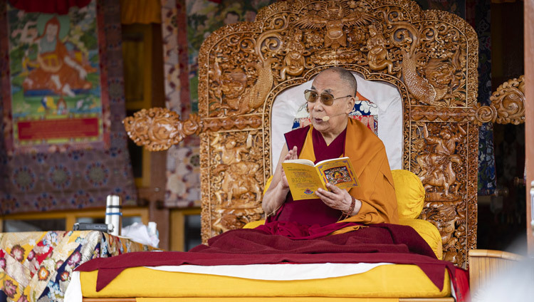 Его Святейшество Далай-лама дарует учения, на которые собралось более 16000 верующих. Фото: Тензин Чойджор.