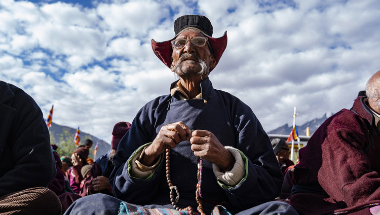 Один из верующих во время учений Его Святейшества Далай-ламы. Фото: Тензин Чойджор.