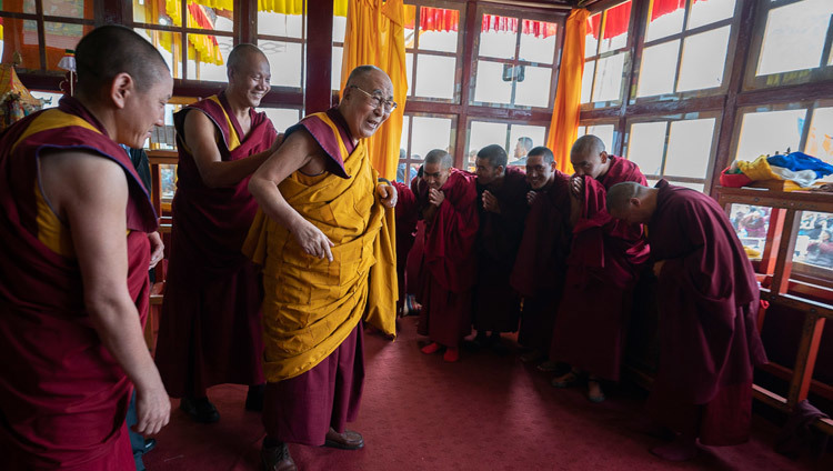 Его Святейшество Далай-лама приветствует монахов, ухаживающих за храмом, к которому прилегает площадка для проведения учений. Фото: Тензин Чойджор.