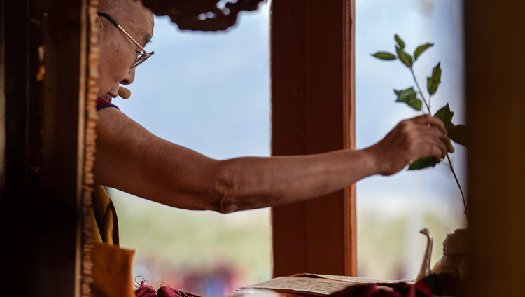 Его Святейшество Далай-лама проводит подготовительные церемонии для благословения Авалокитешвары. Фото: Тензин Чойджор.