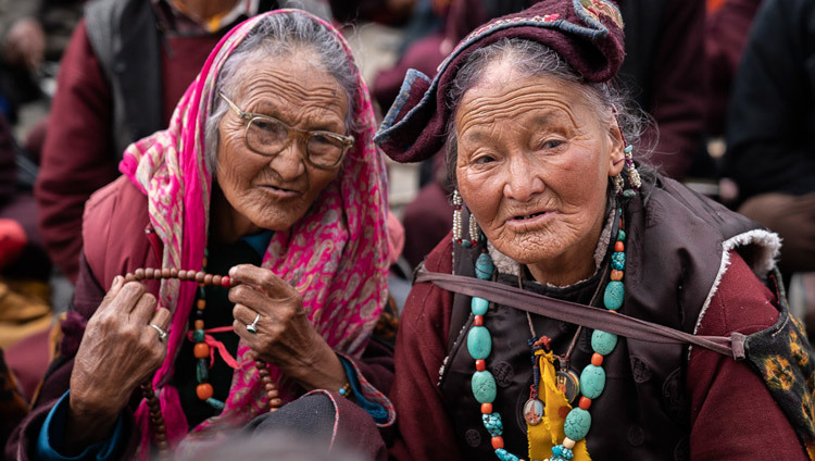Верующие слушают наставления Его Святейшества Далай-ламы. Фото: Тензин Чойджор.